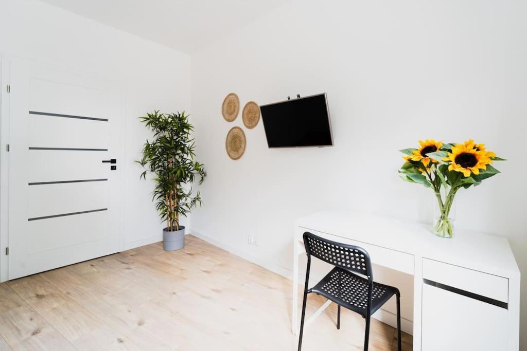 City Center - 3 Rooms - New Building - Private Parking Place - Garage ヴロツワフ エクステリア 写真
